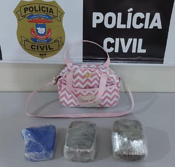 Bolsa com entorpecente estava na casa em que a suspeita estava hospedada com seu filho de um anos de idade