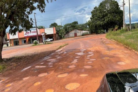 Buracos são profundos e tem cerca de 30 metros sem pavimentação asfáltica na estrada