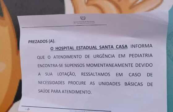 Outros pacientes foram vistos tomando medicação no corredor do hospital, em cadeiras improvisadas.