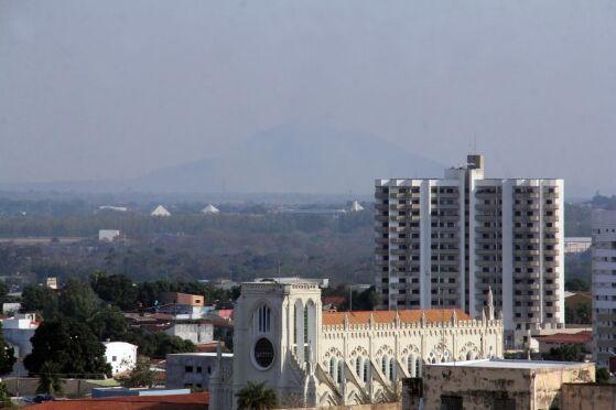 Conforme boletim divulgado pelo INMET, a umidade relativa do ar em Cuiabá deve variar entre 30% e 20%