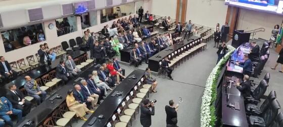 Chefes de Poderes, senadores, deputados federais e estaduais, participaram do evento