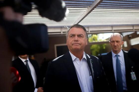 Agentes cumpriram mandado na casa em que Bolsonaro mora. O celular dele foi apreendido.