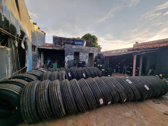 Os 225 pneus foram levados de um depósito no bairro Jardim Marajoara e localizados em um acasa no Jardim Industriário, e