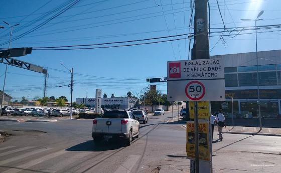 Além de controlar o excesso de velocidade dos veículos, que será no máximo de 50 km/h, os radares irão também verificar 