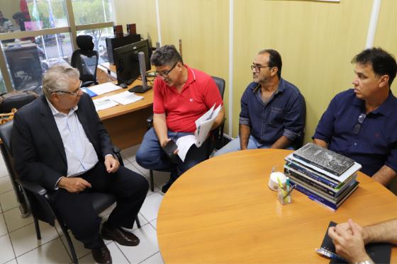Representantes da população ribeirinha e dos pequenos empreendedores que sobrevivem da pesca e de atividades de turismo