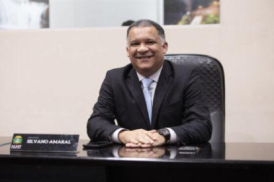 Em seu lugar, assume Silvano Amaral (MDB).