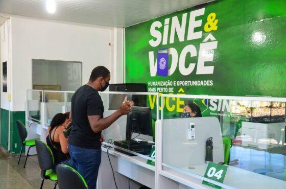 Além dessas opções presenciais, o programa oferece meios digitais para a consulta de vagas de emprego