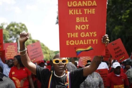 Nova legislação assinada pelo presidente Yoweri Museveni prevê penas severas para quem promover propaganda LGBTQIAP+ ou