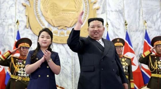 Kim Jong Un e sua filha participam de desfile em comemoração aos 75 anos de fundação da Coreia do Norte