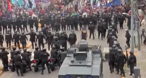 Tropa de choque é mobilizada em protestos na Argentina
