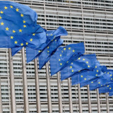 União Europeia suspende distribuição de veículos russos de comunicação