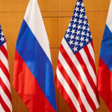 Rússia diz que EUA “brincam com fogo” em “guerra indireta” com Moscou