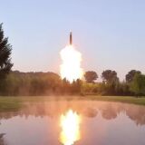 Coreia do Norte diz que lançamento de míssil de múltiplas ogivas teve sucesso