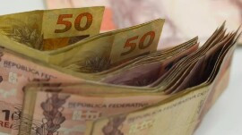 Aposentados e pensionistas começam a receber antecipação do 13º