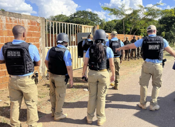 Polícia Militar liberta mulher e criança mantidas reféns e prende homem 