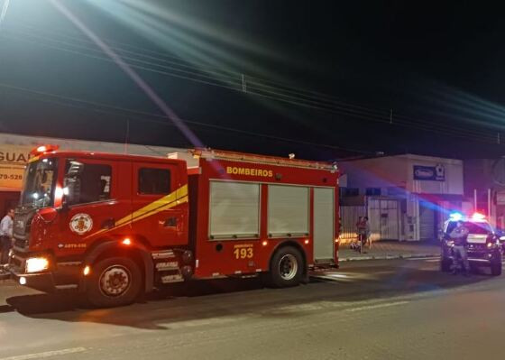 Bombeiros combatem incêndio em comércio de Alto Araguaia