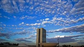 Relator antecipa fim da reeleição para 2030 e CCJ adia votação