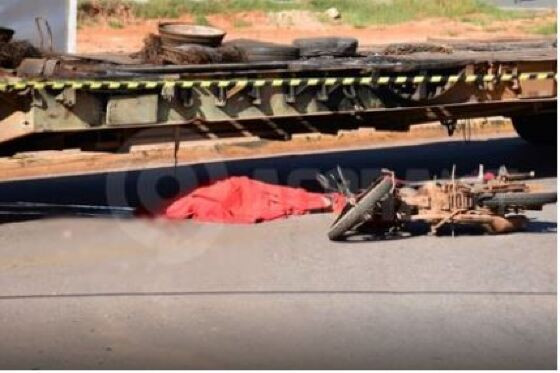 Garupa morre após moto ser arremessada para baixo de carreta