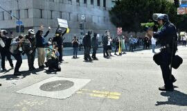 Agentes da Guarda Nacional lançam gás lacrimogêneo e bombas em manifestantes em Los Angeles