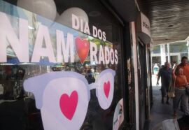 86% dos brasileiros em relacionamento vão presentear no Dia dos Namorados