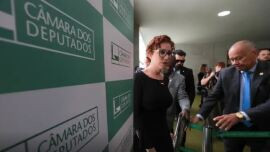 Moraes oficializa pedido de extradição de Carla Zambelli