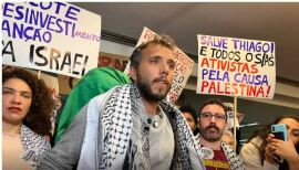Thiago Ávila chega ao Brasil e é recebido por grupo pró-Palestina