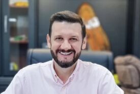 Justiça Eleitoral cassa mandato do prefeito por compra de votos com frangos e combustível