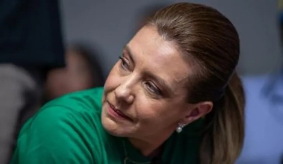 Flávia Moretti proíbe população de lavar calçadas, carros e encher piscinas