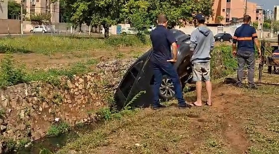 Carro no Córrego.png