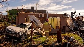 Cidade devastada por tornado tem 2 mil sem luz; 32 seguem internados