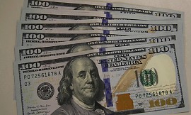 Dólar tem leve queda e permanece acima de R$ 5,40