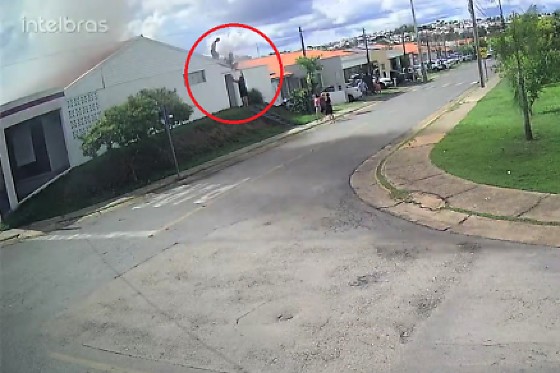 Moradora salva por Bombeiro Vizinho.png