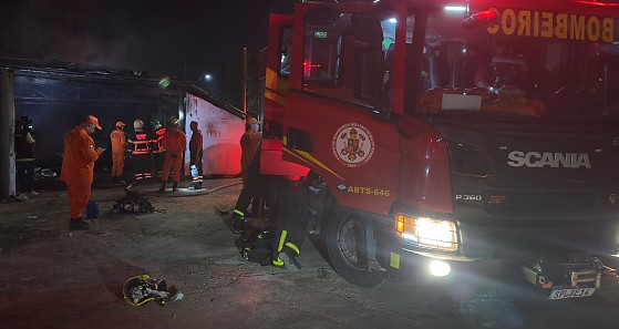 Incêndio atinge barracão usado como borracharia no Bosque da Saúde