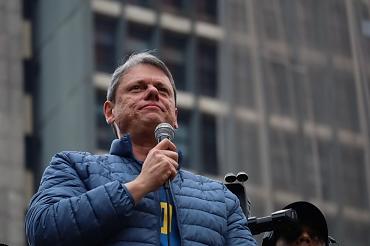 Moraes autoriza visita de Tarcísio a Bolsonaro na ‘Papudinha’