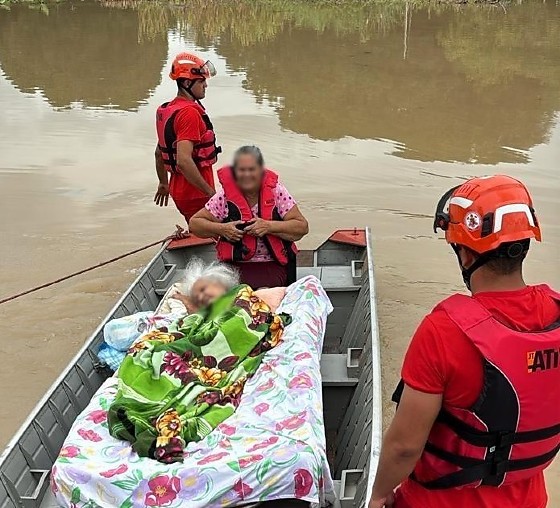 Idosa sendo resgatada Guarantã do Norte.png