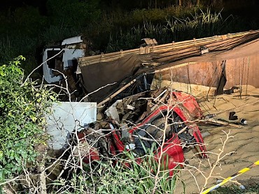 Colisão entre duas carretas na BR-364 deixam dois mortos 