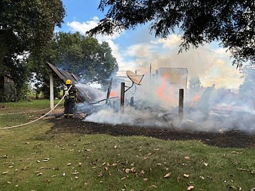Casa é destruída por incêndio em Sinop e bombeiros usam 5 mil litros de água no combate