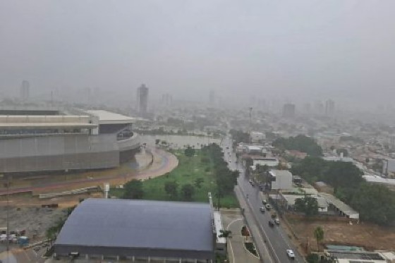 Cuiabá amanhece sob céu fechado; chuva segue ao longo do dia