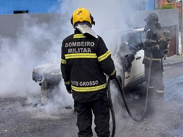 Corpo de Bombeiros combate incêndio em carro de passeio em Cuiabá