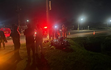 Motociclista morre após bater em meio-fio e poste no Distrito Industrial